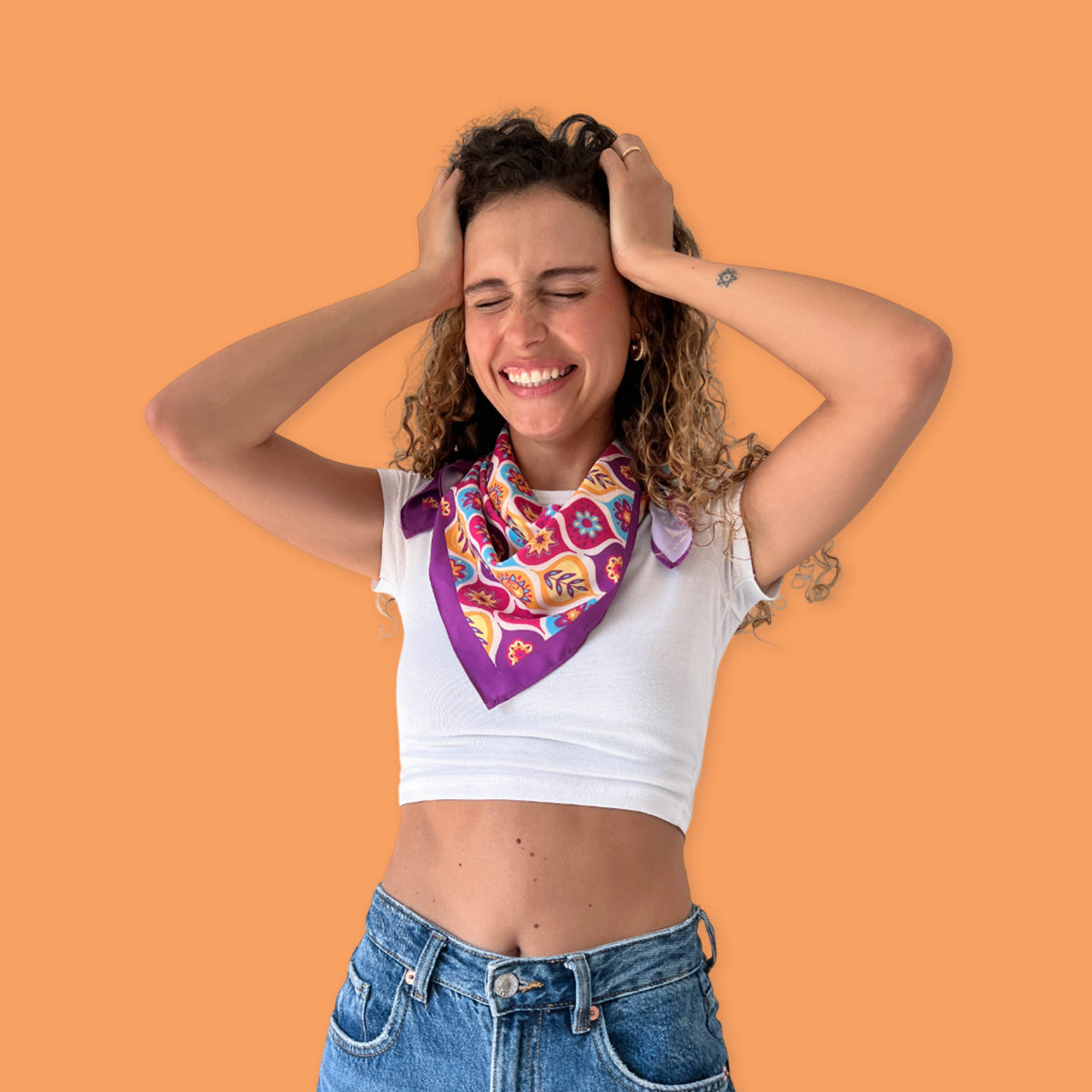 Pañuelo de colores en el cuello styling basico jean con polo blanco